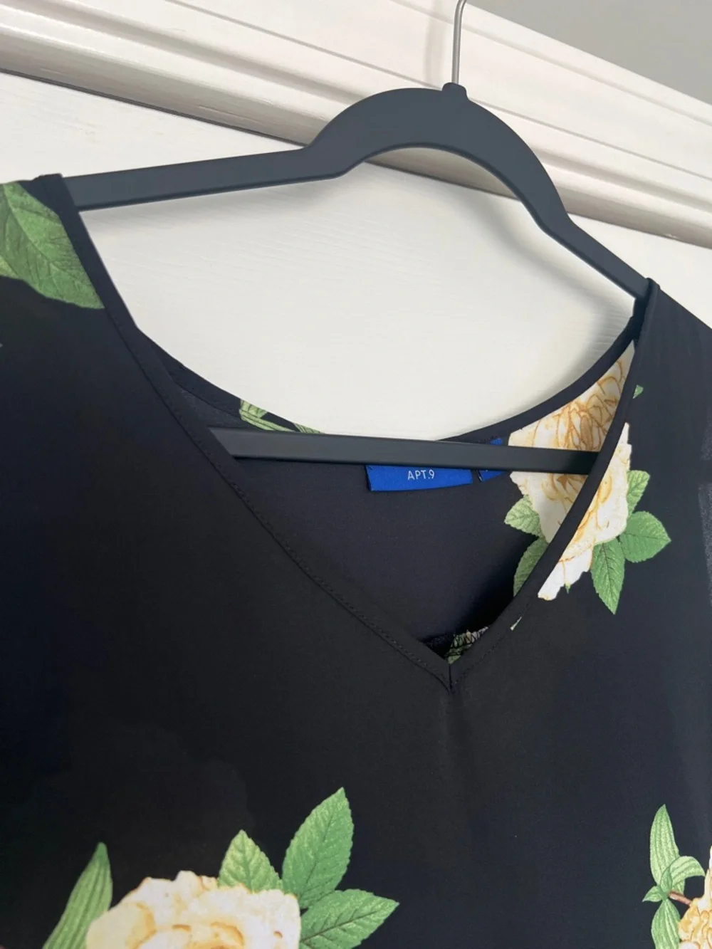 Apt. 9 Black Floral V-Neck Sleeveless Camisole - Picture 5 of 6